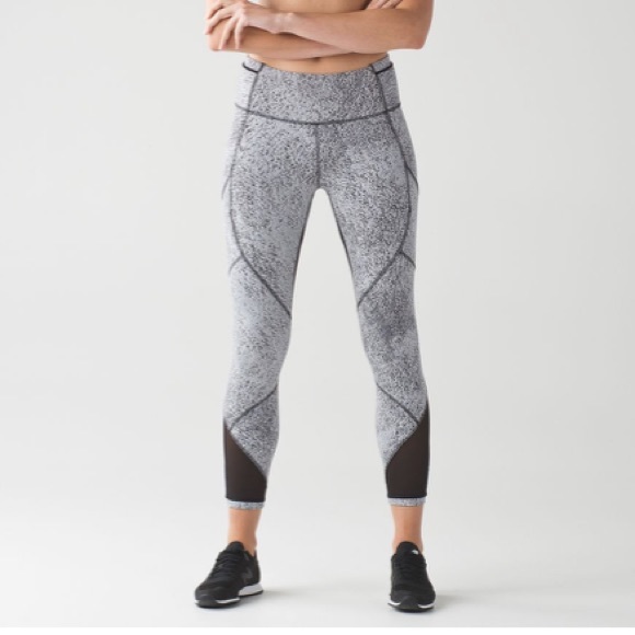 ✨Lululemon Athletica Outrun Tight Sz 4✨ - Picture 2 of 10